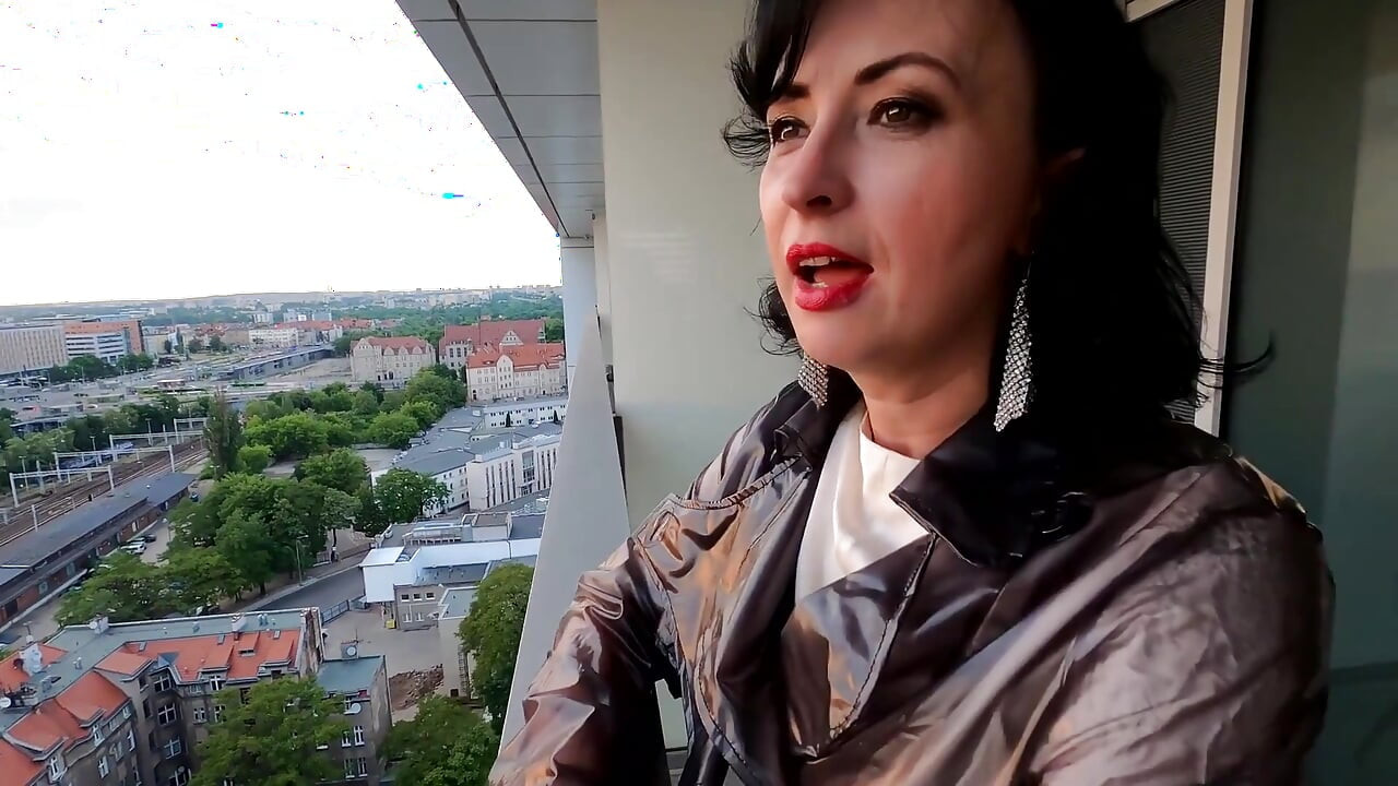 Червоний, великий ділдо і панчохи зі швом