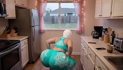Stiefmutter macht yoga in der küche