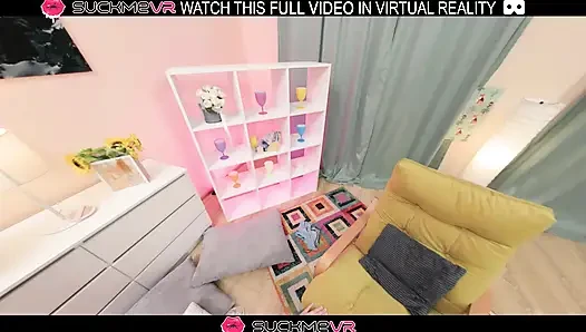 Возбужденная брюнетка Emma Pikiner ублажает себя большим членом в VR.