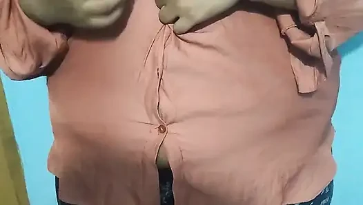 19 yaşındaki kız cinsel olarak uyandırıldığında odada tek başına seks yapıyor