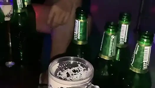 Harter sex mit einem süßen mädchen im nachtclub