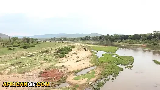 Я разбил эту проказливую чернокожую киску в парке в видео от первого лица... Мой белый член широко растянул ее