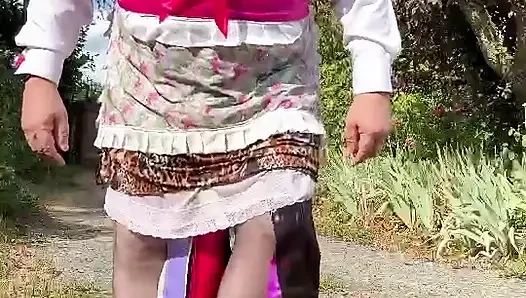 Küçük leopar elbiseli bahçıvanın kıyafetleri içinde çişle sırılsıklam