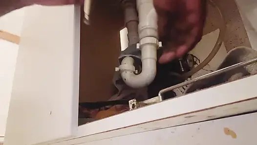 Милфа-домохозяйка показывает сантехнику свою признательность, глотая его черный член