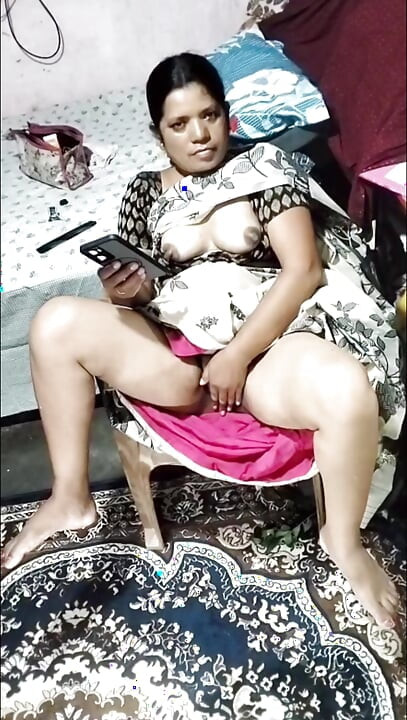 Desi lifting Sari to open pussy
