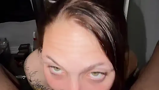 Sürtük minyon evli kadın büyük siyah yarağı emiyor