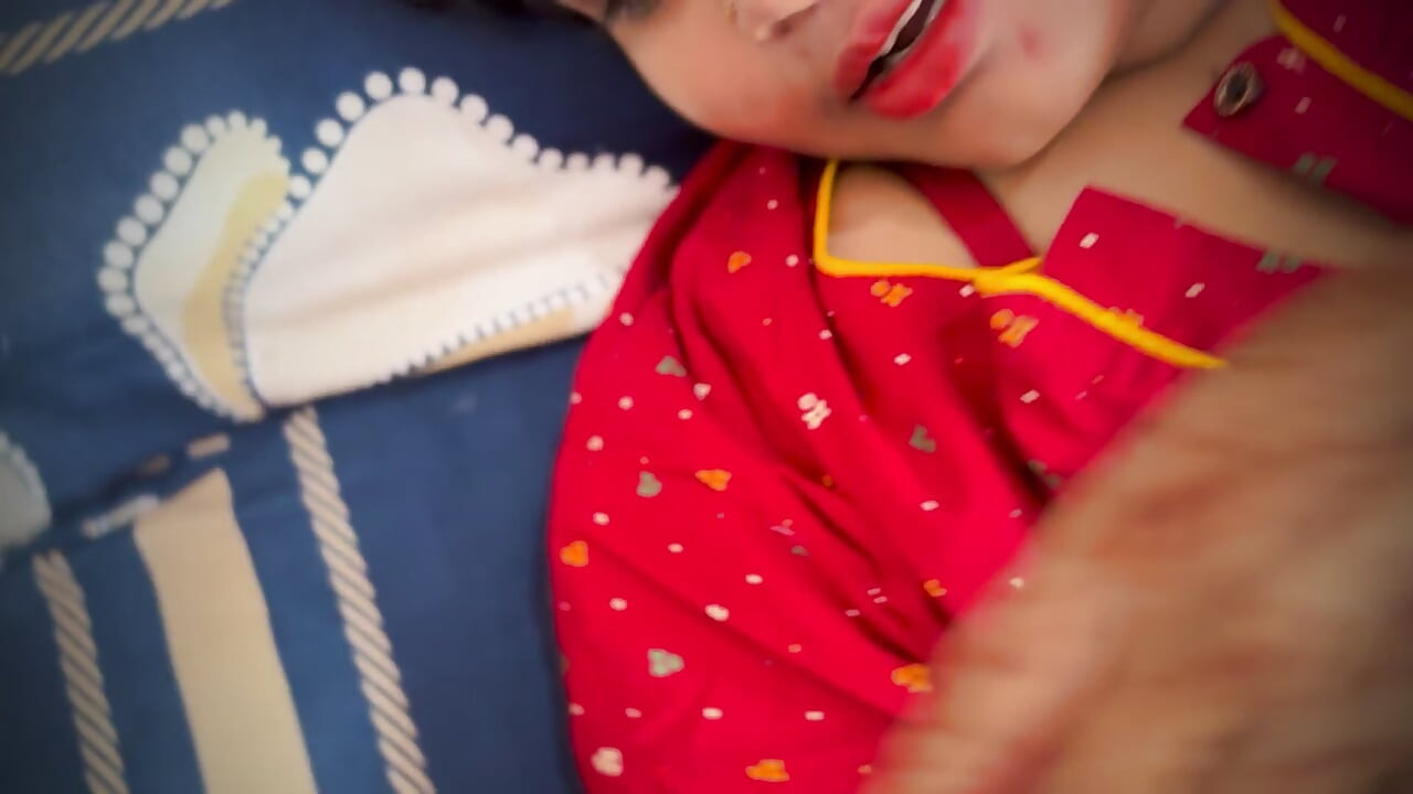 Jija ji hat seiner kleinen Sali direkt beim ersten Mal ihre jungfräuliche Muschi so hart gefickt, dass ihre Pussy-Säfte nur so gespritzt sind – Hindi-Video