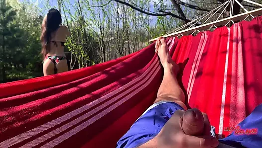 Kakak tiriku memata-mataiku dan ngocok kontolku di pantatku