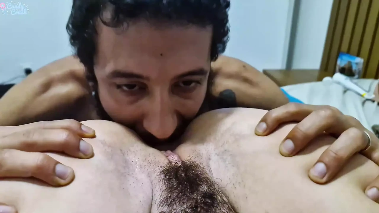 这个小荡妇喜欢让她的阴毛被大黑屌射精