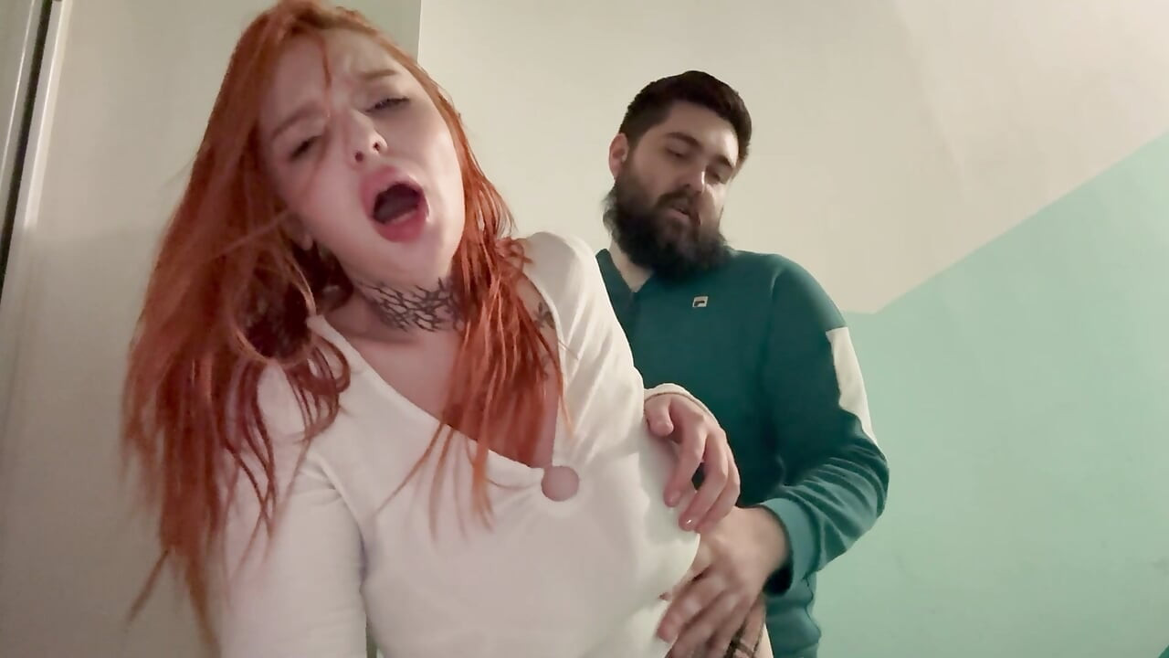 Prvi sastanak se pretvorio u seks u ulazu zgrade.