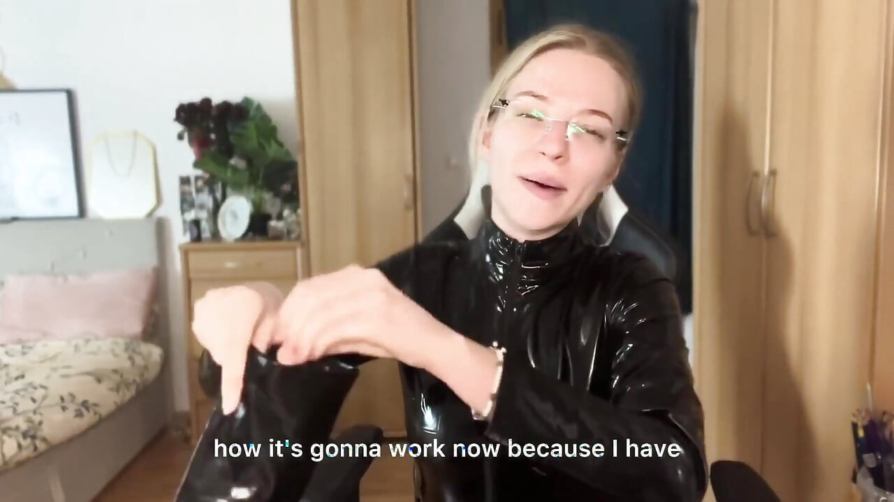 Dominatrix kıyafetleri açıkta deniyor