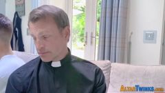 Katholieke priester krijgt sperma in het gezicht