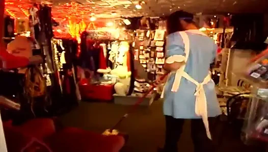 Pembantu rambut cokelat diikat