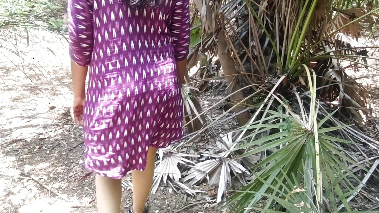 Ama de casa chupando y lamiendo bosque al aire libre