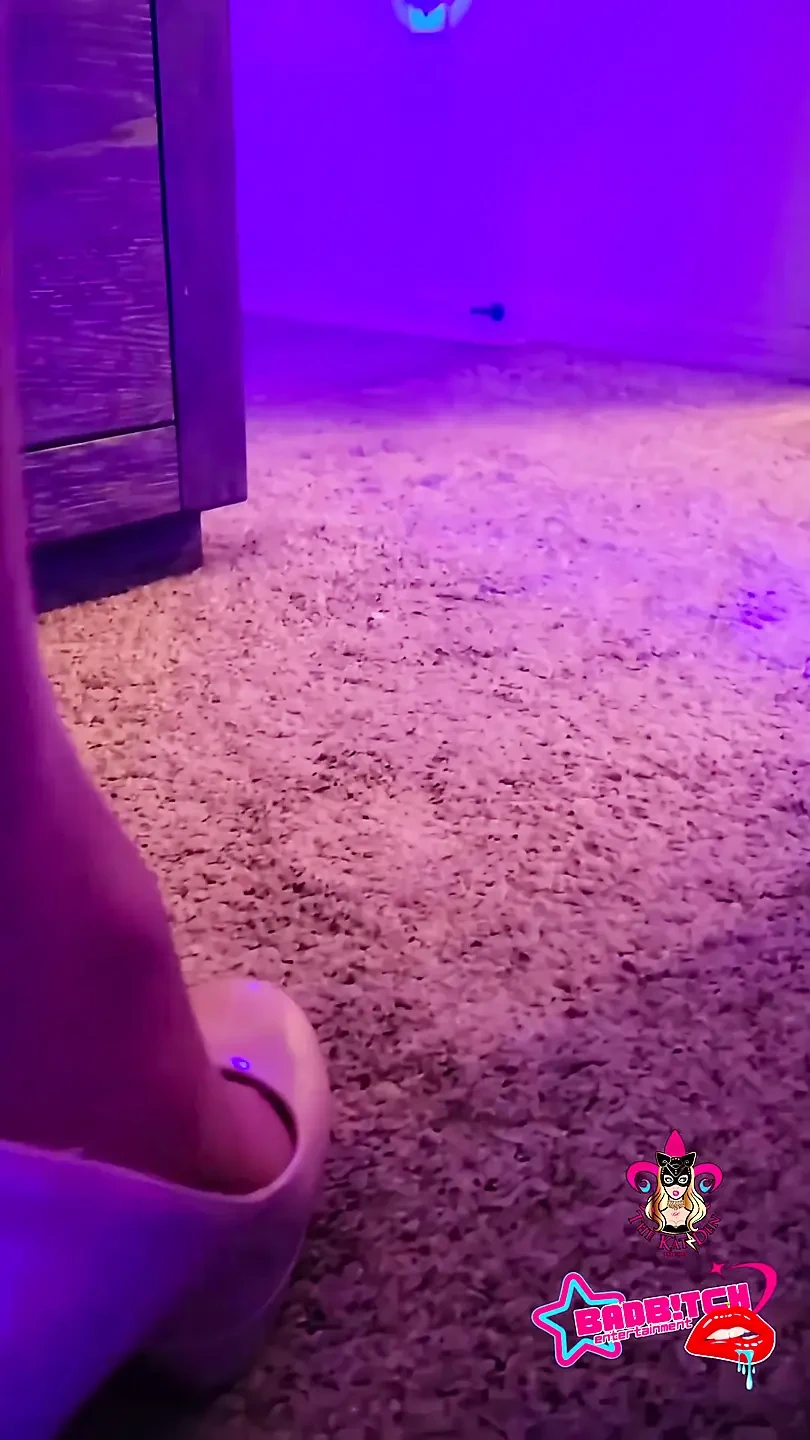 Kat-licious Dances sensually ในชุดสีดําและผิวสีแทน, เข็มขัดสายรัดและจอบต้นขาสูง