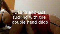 Deana et Lisa jouent avec leur nouveau gode à double tête
