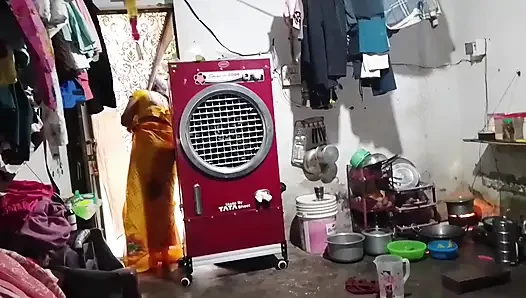 Невестка на кухне, невестка вытащила воду из земли зверя, показывая большие сиськи руками, хинди аудио.