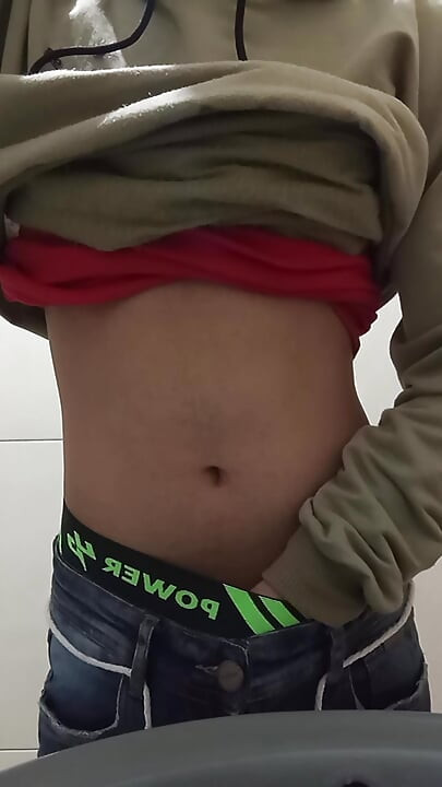 jovem virgem no banheiro da faculdade