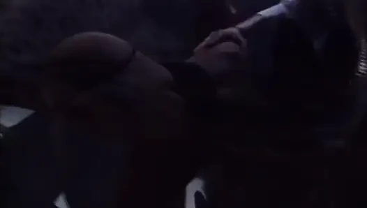 Seksi büyük memeli fahişe yatakta sert yarakla sikişiyor