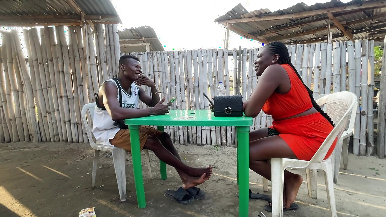 彼の彼女は別の男を探していて、彼女と激しくセックスしようとしている