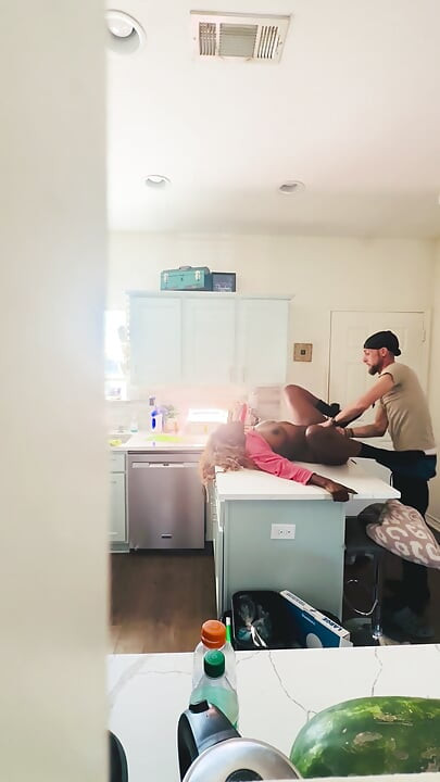 StepSon sorprende la sua mamma tettona ebano a scopare il vicino bianco.