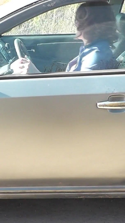 Čelist-pádný okamžik z "V autě sexy Milf Platinum praskl auto navigátor bez kalhotek"