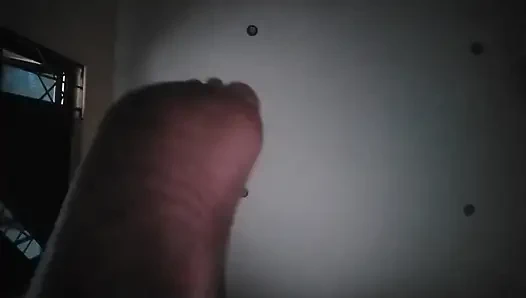 Симпатичная красотка удовлетворяет вас ее флитыми ступнями, чтобы вы лизали очистку в обмен на ваши финансовые активы