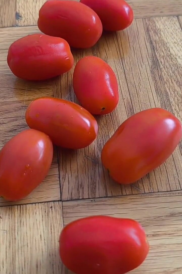 Patas Enormes Frente a Tomates Cherry