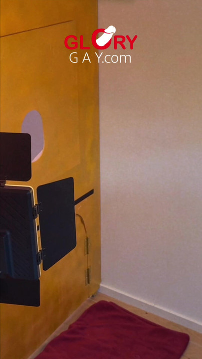 Božić kolačića i vrhnja On puca, a ja pojedem cijeli kolačić natopljen spermom. Ti jedeš sljedeću sa mnom