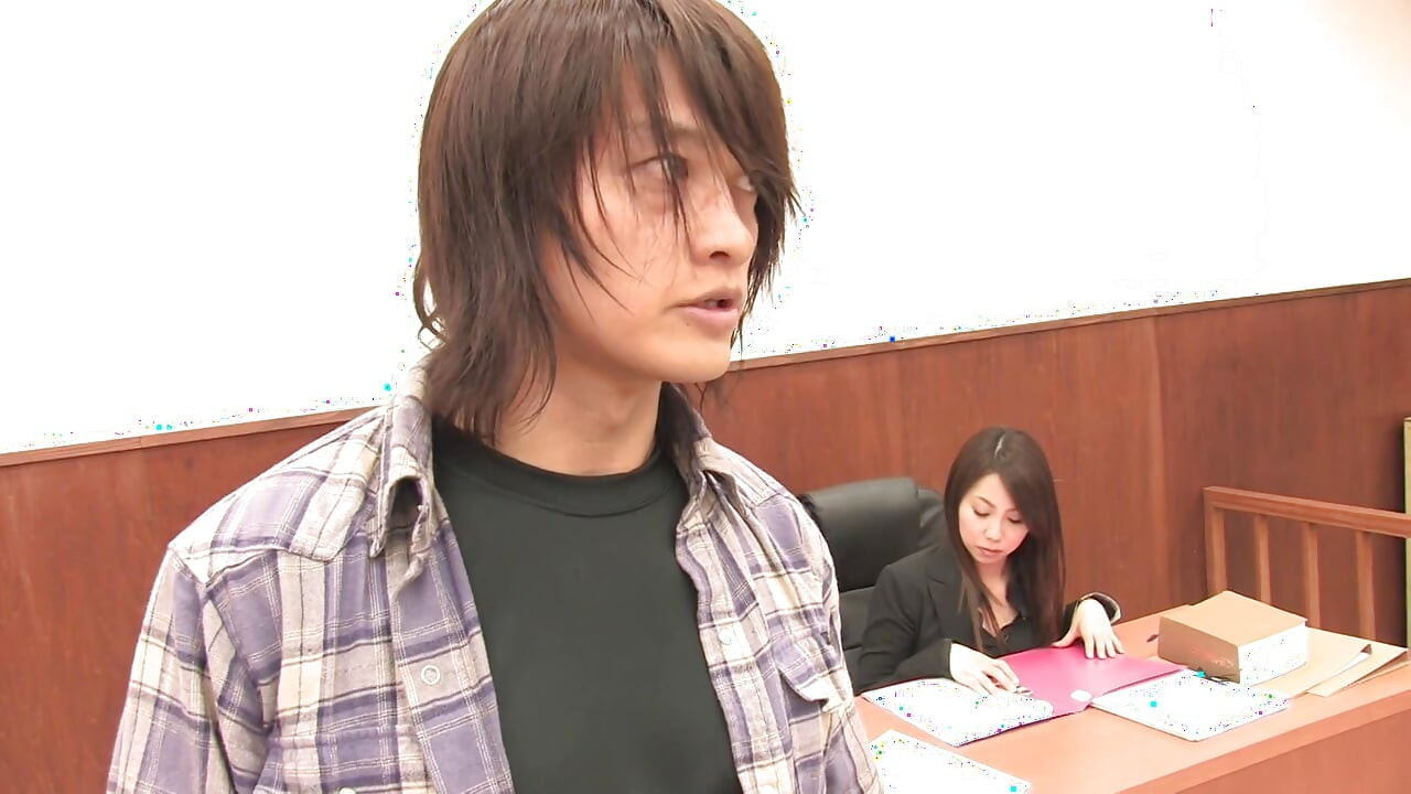 Cewek sange jepang dientot sama tiga besar di ruangan pengadilan