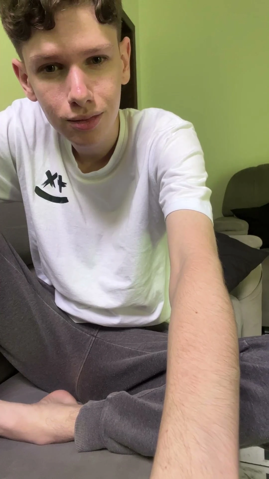 Skinny twink showing his big dick at the sofa,Kedoimath
