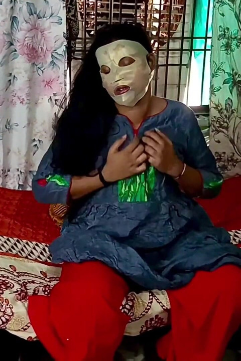 When Didi Was Alone in the Village, I Saw in the Room Didi Is Trying to Put Cucumber in Her Vagina Part 1