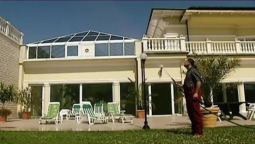 Cewek pembuat uang rambut pirang memeknya dientot habis-habisan saat makan malam