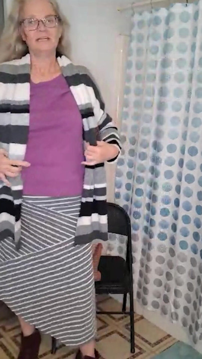 Vruća MILF ima problema s jebanjem svog dilda u stolici! | Isječak 1
