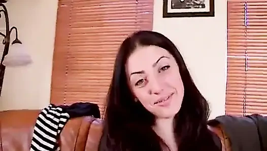 Anya zenkova si cewek semok rambut cokelat lagi pamer toket besarnya sambil ngentot memeknya