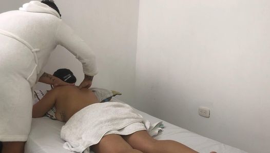 Massage met happy end- porno in het Spaans