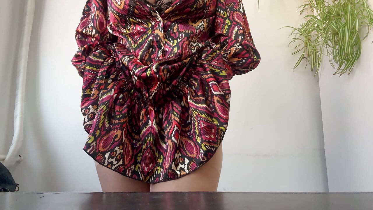 Une MILF sexy et sexy se caresse la chatte à travers des collants