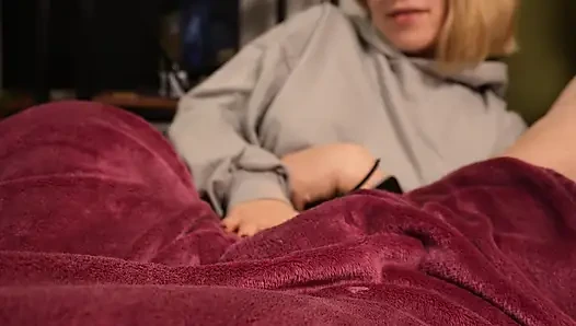 Menonton TV bersama berubah menjadi handjob dengan orgasme yang belum dini dan benar-benar hancur