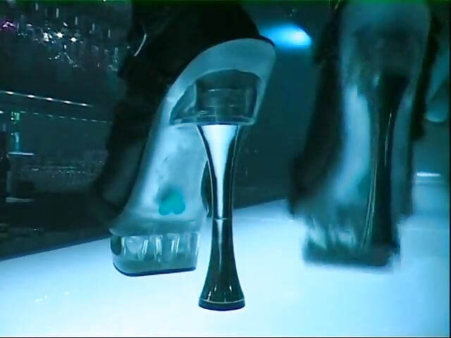 Sexo a três e um a um fodendo no bar com marinheiros 2 cenas em 1