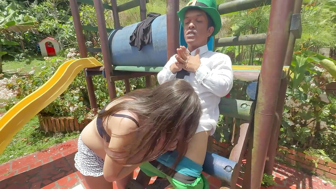 너무 추워서 의붓딸을 따먹어 워밍업을 했어.