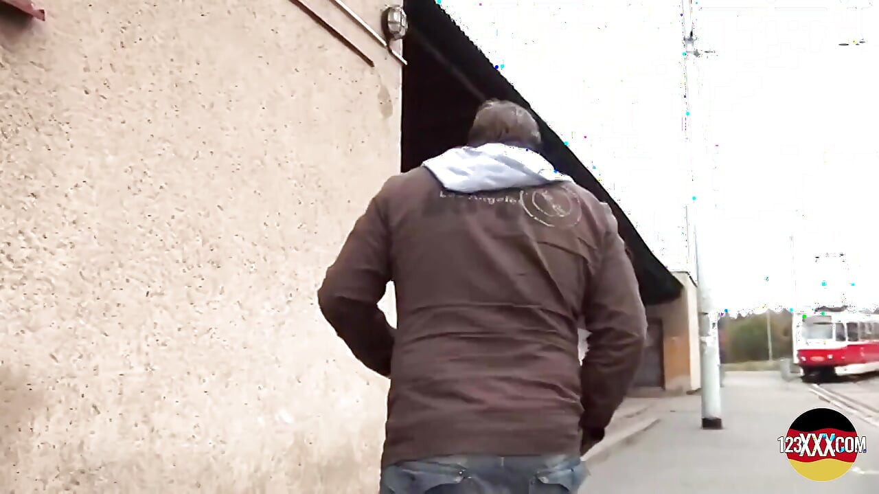 Tante langsing rambut pirang ini suka ngentot di tempat terbuka