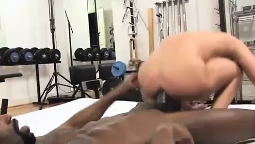 Il sissy bianco prende un cazzo nero nella figa del culo