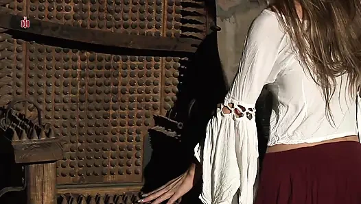 Rebecca - güzel sarışın sürtük hapiste acı fantezileri için mastürbasyon yapıyor