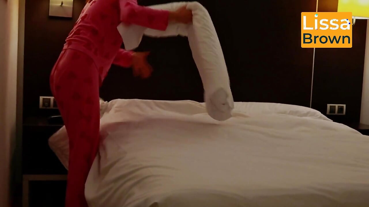 Pijamas rosadas en baño de burbujas y globo