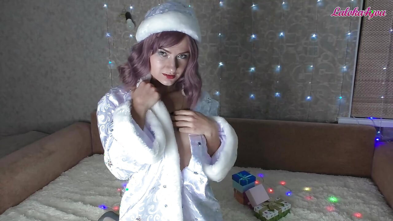 Sweet Snow-Maiden chupa pau grande e fode duro para gozar na bunda
