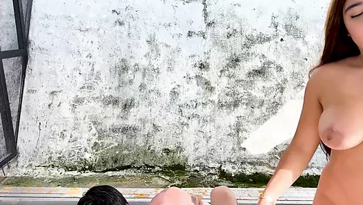 Meksikalı orta yaşlı seksi kadın müşteri evinin dışındaki otoparkta kocasının güvenilir tamircisini sikiyor, komşular beni görebiliyor!