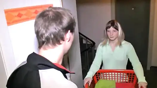 Geiles paar fickt zu hause hart auf der couch