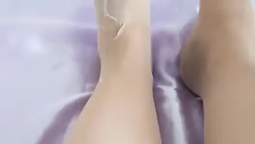 FUßMASSAGE MIT HANDCREME UND KÖRPERMILCH