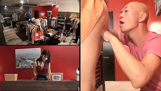 Jedes mal etwas funkelt sie, wenn sich ihre Augen im ruhigen Modegeschäft treffen