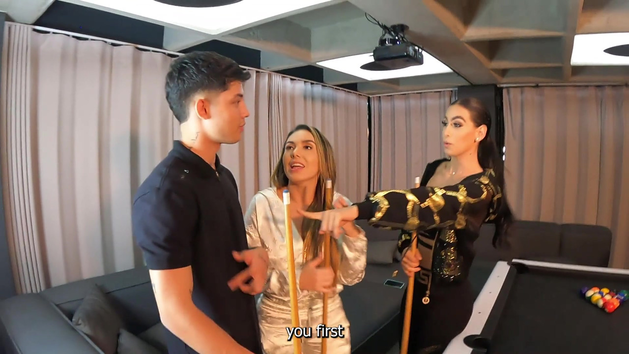 和两个令人难以置信的拉丁女郎在台球桌上玩3P